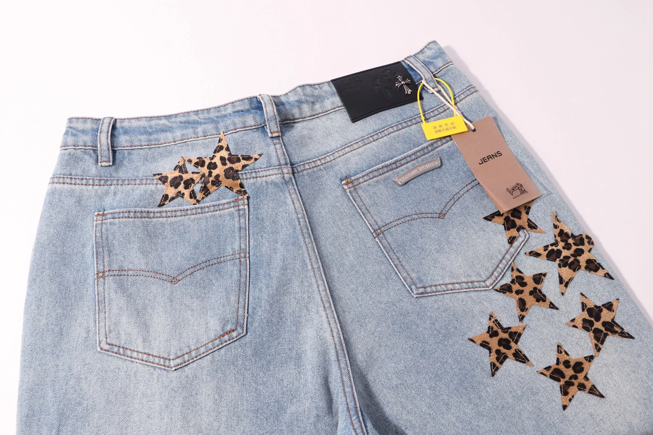 P250 Style number: H42 Croxin & 𝐂𝐡𝐫𝐨𝐦𝐞 𝐇𝐞𝐚𝐫𝐭 ss25 blue star leopard print leather denim workwear logging pants. Styles with different washed textures are very friendly to people with thin legs. The slightly flared version perfectly modifies the leg shape. The timeless and moderate length makes it easy to match and match. It is the basis for various styles and is a must-have in your wardrobe! The fabric is stiff but also makes the upper body soft without losing texture. The washing process is even more perfect. It is a must-have item for everyone! ! ! Washed wheat, hang tag, pants label, three labels complete Color: blue Size: 30-32-34-36